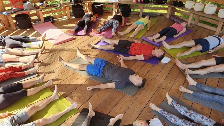 Zen garden - Ludzie leżą na matach do jogi w relaksacyjnej pozycji