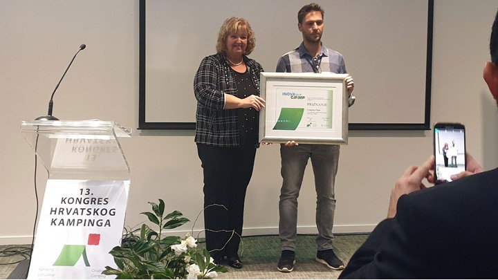 Twee mensen houden een ingelijst certificaat vast op het 13e Congres van Kroatisch Kamperen