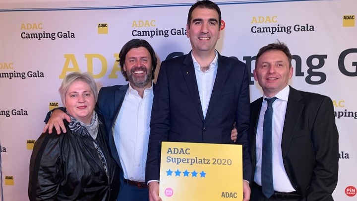 Four people at the ADAC Camping Gala holding an ADAC Superplatz 2020 award