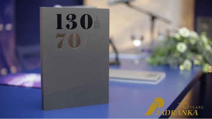 Jadranka jubileumboek op een tafel
