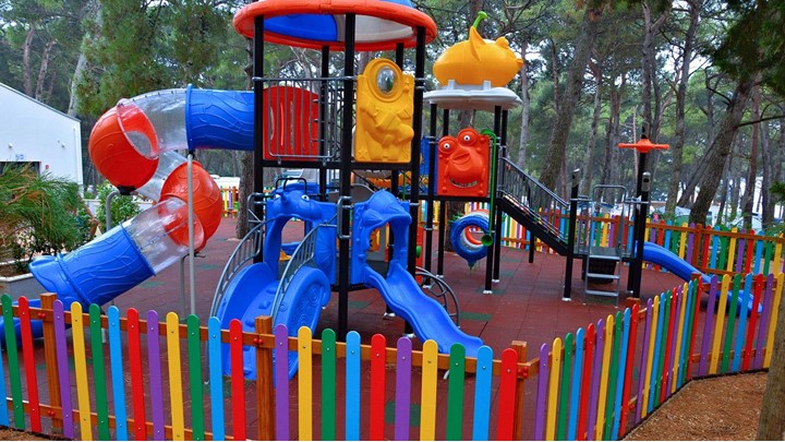 Nuova area giochi per bambini adiacente al blocco di servizi igienico-sanitari.