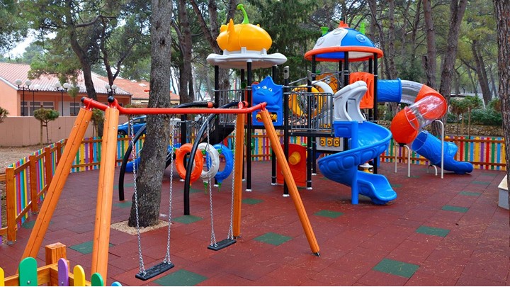 Un nuovo parco giochi per bambini all’interno del villaggio delle case mobili.